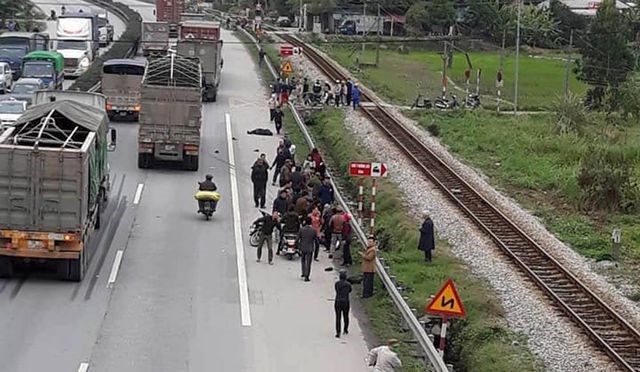 Xe tải tông đoàn người đi viếng liệt sĩ, 8 người tử vong - Anh 3