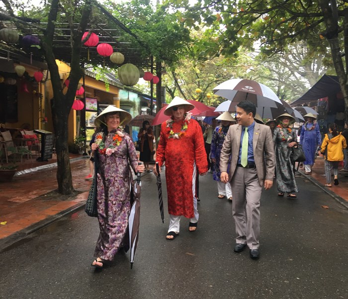 Trình diễn pháo hoa nghệ thuật tại phố cổ Hội An - Anh 1