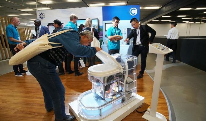 Tỉ phú Bill Gates làm thành công nhà vệ sinh “3 không” - Anh 1