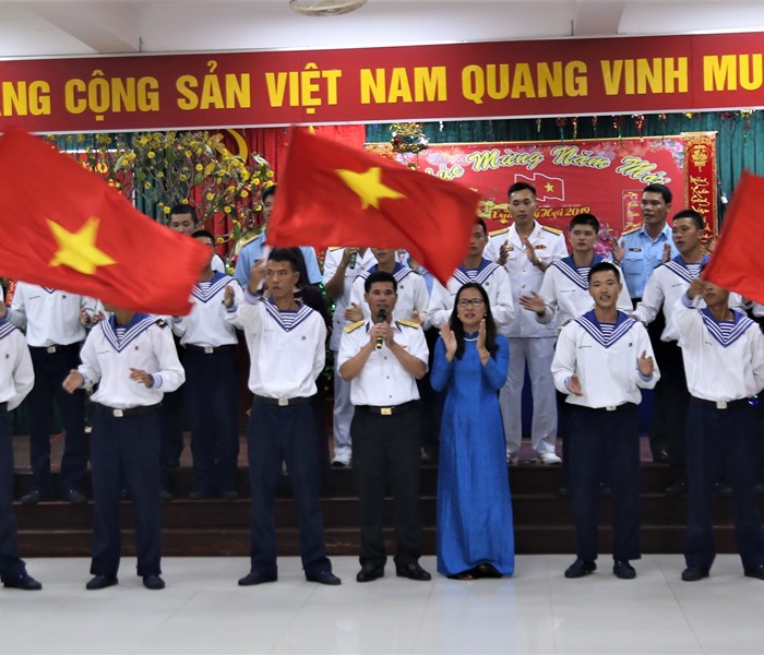 Tết giữa trùng khơi - Anh 2