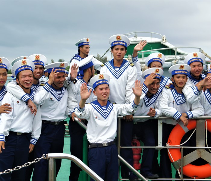 Tết giữa trùng khơi - Anh 1