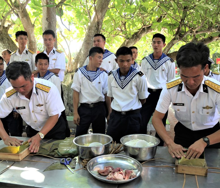 Tết giữa trùng khơi - Anh 3