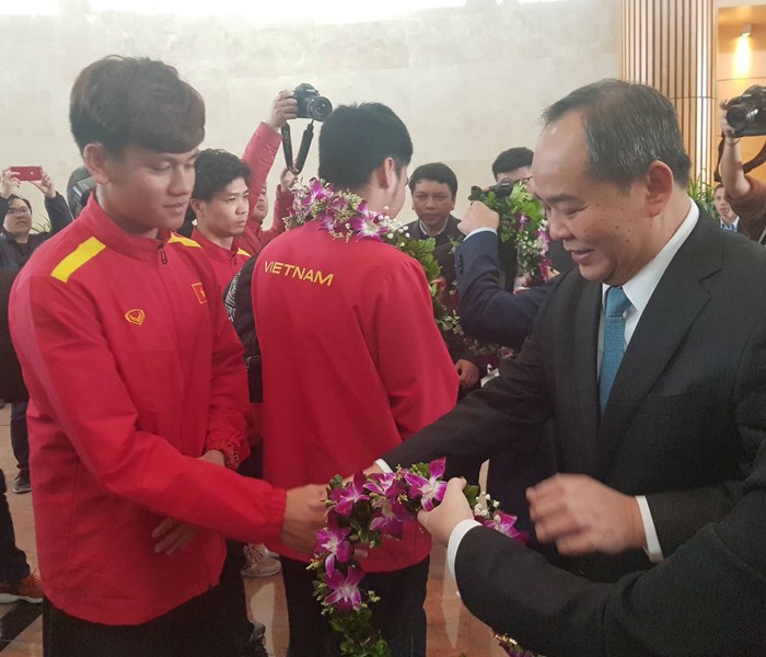 Thầy trò HLV Park Hang-seo trở về trong vòng tay nồng ấm - Anh 3