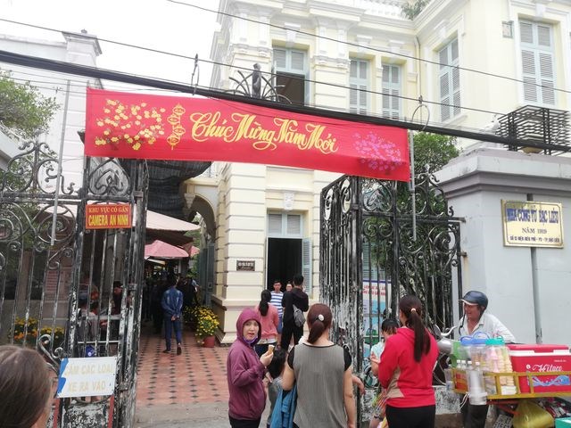 Hàng trăm người “xông đất” nhà “Công tử Bạc Liêu” ngày nghỉ Tết cuối cùng - Anh 1