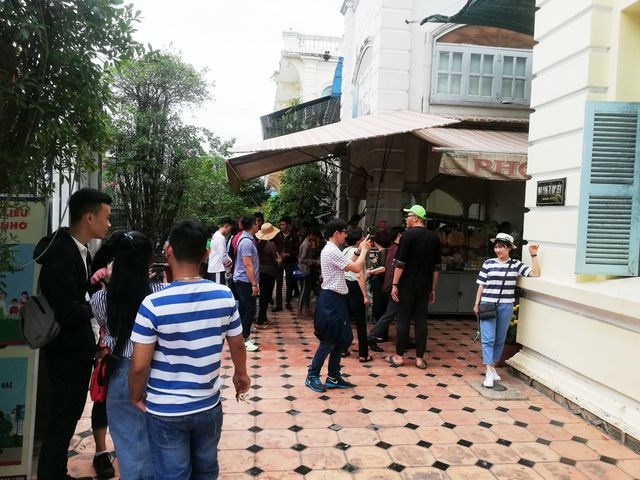 Hàng trăm người “xông đất” nhà “Công tử Bạc Liêu” ngày nghỉ Tết cuối cùng - Anh 12