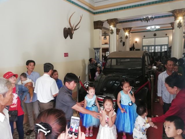 Hàng trăm người “xông đất” nhà “Công tử Bạc Liêu” ngày nghỉ Tết cuối cùng - Anh 4