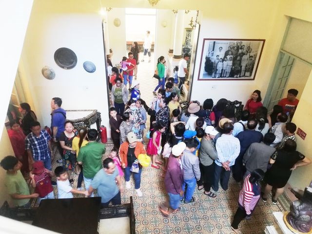 Hàng trăm người “xông đất” nhà “Công tử Bạc Liêu” ngày nghỉ Tết cuối cùng - Anh 7