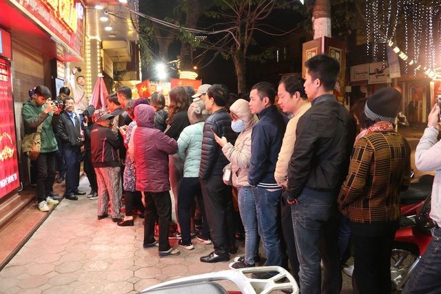 Tranh cãi kịch liệt việc ai xếp hàng trước để tranh mua vàng ngày Vía Thần Tài - Anh 4