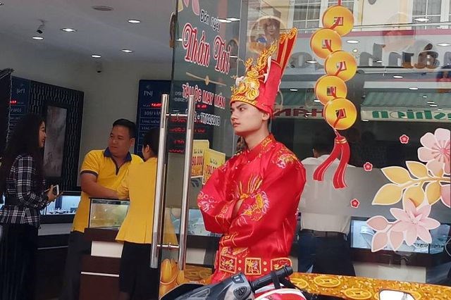Nơi chen chúc, chỗ vắng vẻ trong ngày Thần Tài - Anh 10
