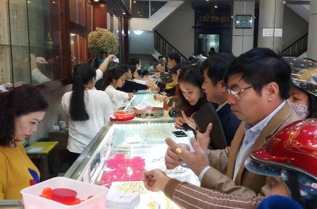 Nơi chen chúc, chỗ vắng vẻ trong ngày Thần Tài - Anh 11