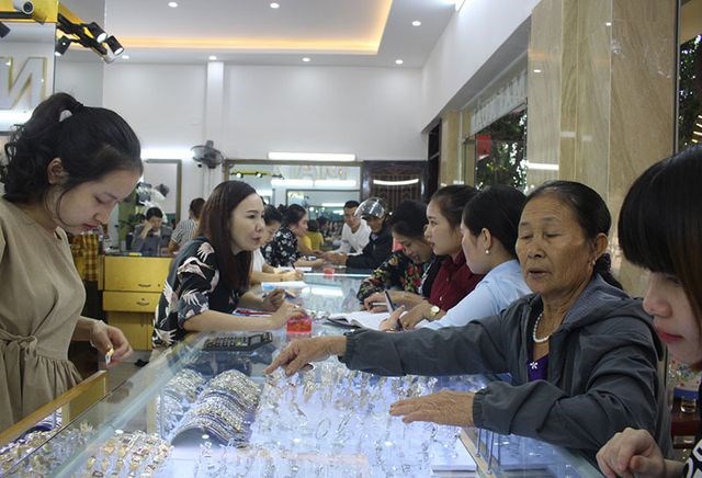 Nơi chen chúc, chỗ vắng vẻ trong ngày Thần Tài - Anh 17