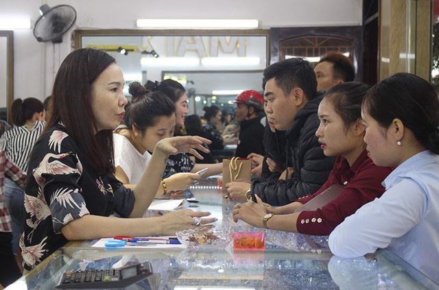 Nơi chen chúc, chỗ vắng vẻ trong ngày Thần Tài - Anh 18