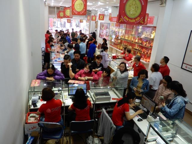 Nơi chen chúc, chỗ vắng vẻ trong ngày Thần Tài - Anh 20