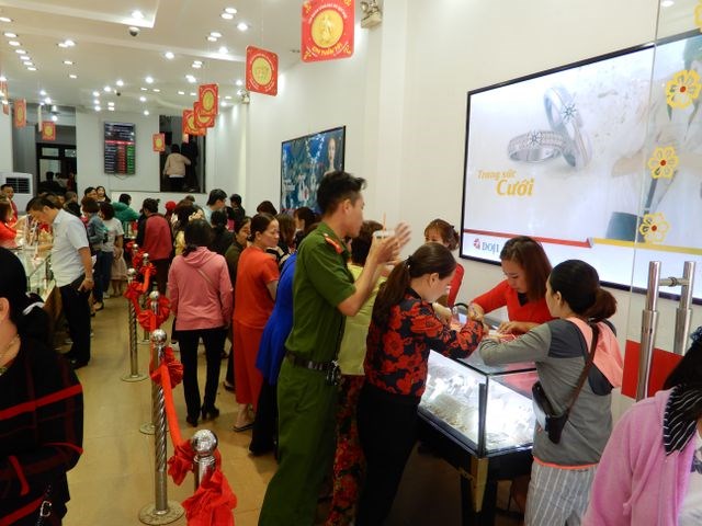 Nơi chen chúc, chỗ vắng vẻ trong ngày Thần Tài - Anh 21
