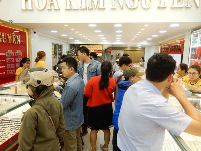Nơi chen chúc, chỗ vắng vẻ trong ngày Thần Tài - Anh 22