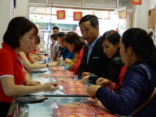 Nơi chen chúc, chỗ vắng vẻ trong ngày Thần Tài - Anh 25