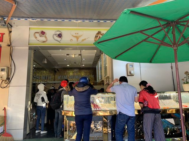 Nơi chen chúc, chỗ vắng vẻ trong ngày Thần Tài - Anh 28