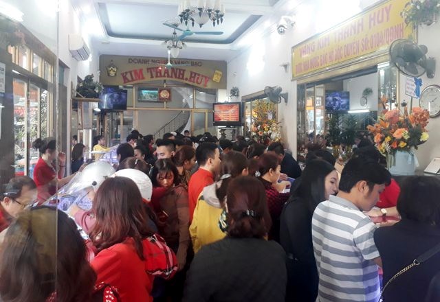 Nơi chen chúc, chỗ vắng vẻ trong ngày Thần Tài - Anh 3