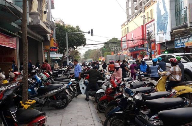 Nơi chen chúc, chỗ vắng vẻ trong ngày Thần Tài - Anh 7