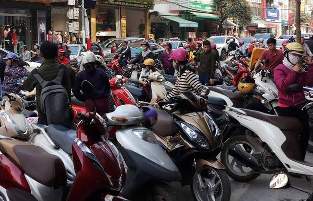 Nơi chen chúc, chỗ vắng vẻ trong ngày Thần Tài - Anh 9