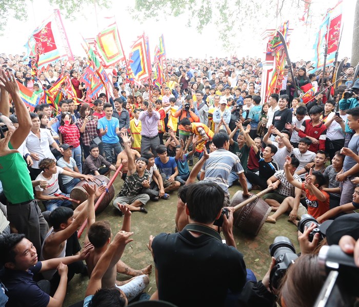 Hội Phết Hiền Quan 2019 dừng đánh phết: Nhiều thanh niên quá khích gây rối loạn tại lễ hội - Anh 1