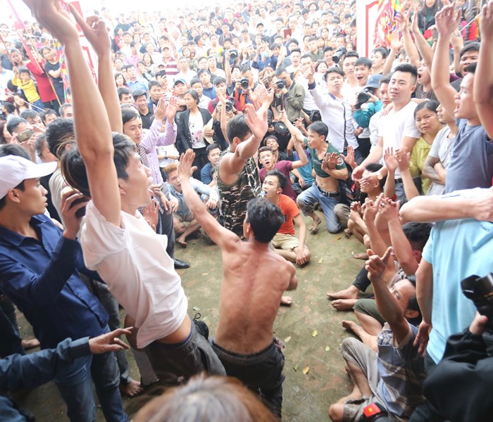 Hội Phết Hiền Quan 2019 dừng đánh phết: Nhiều thanh niên quá khích gây rối loạn tại lễ hội - Anh 2