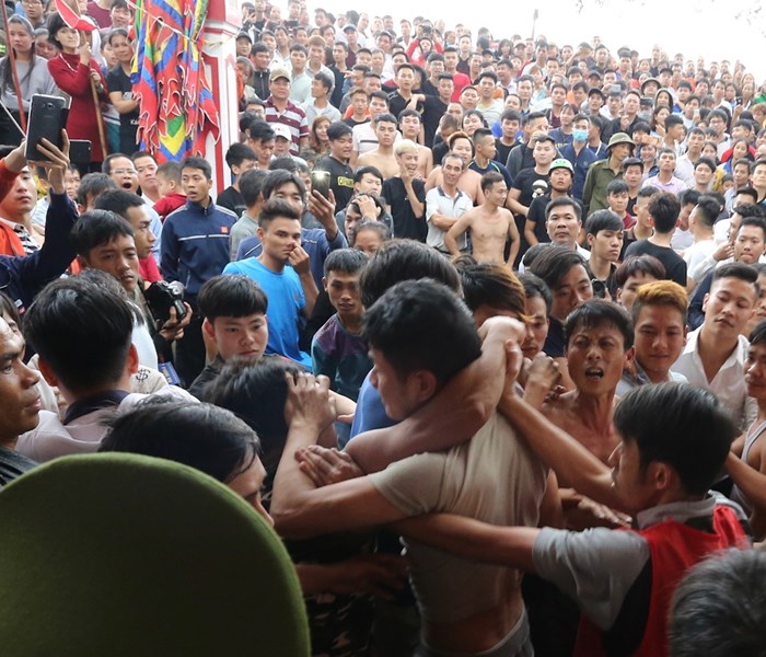 Hội Phết Hiền Quan 2019 dừng đánh phết: Nhiều thanh niên quá khích gây rối loạn tại lễ hội - Anh 4