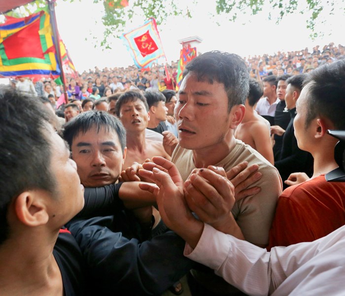 Hội Phết Hiền Quan 2019 dừng đánh phết: Nhiều thanh niên quá khích gây rối loạn tại lễ hội - Anh 5