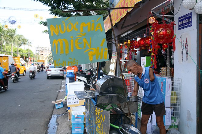 Lễ hội “có một không hai” ở VN: Chạy ra đường “năn nỉ” khách uống nước miễn phí - Anh 10