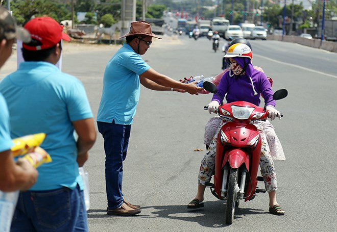 Lễ hội “có một không hai” ở VN: Chạy ra đường “năn nỉ” khách uống nước miễn phí - Anh 11