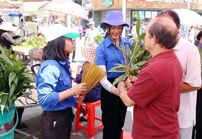 Lễ hội “có một không hai” ở VN: Chạy ra đường “năn nỉ” khách uống nước miễn phí - Anh 13