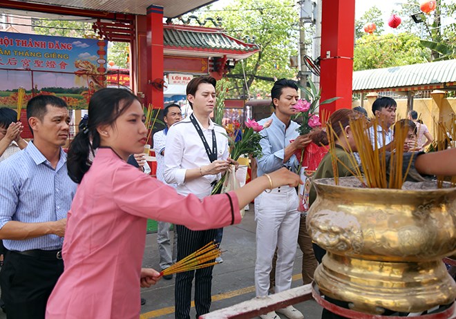 Lễ hội “có một không hai” ở VN: Chạy ra đường “năn nỉ” khách uống nước miễn phí - Anh 14