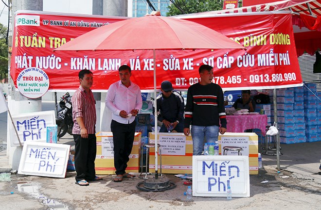 Lễ hội “có một không hai” ở VN: Chạy ra đường “năn nỉ” khách uống nước miễn phí - Anh 2