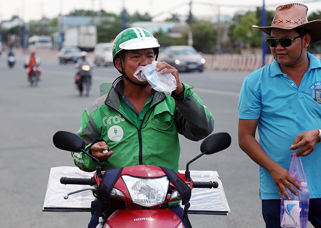 Lễ hội “có một không hai” ở VN: Chạy ra đường “năn nỉ” khách uống nước miễn phí - Anh 4
