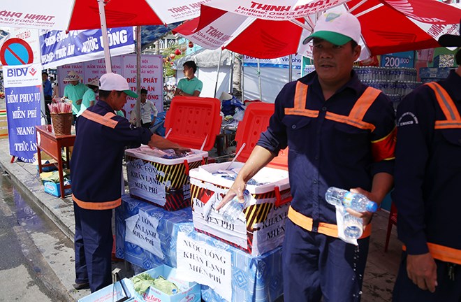 Lễ hội “có một không hai” ở VN: Chạy ra đường “năn nỉ” khách uống nước miễn phí - Anh 5