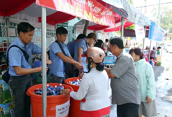 Lễ hội “có một không hai” ở VN: Chạy ra đường “năn nỉ” khách uống nước miễn phí - Anh 6