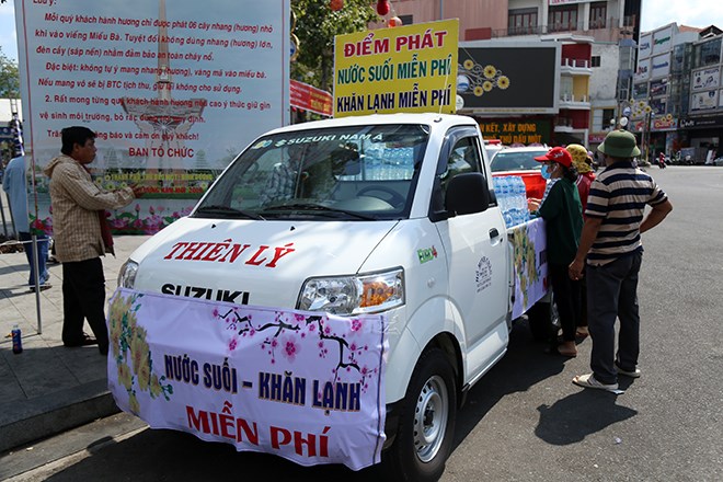 Lễ hội “có một không hai” ở VN: Chạy ra đường “năn nỉ” khách uống nước miễn phí - Anh 7