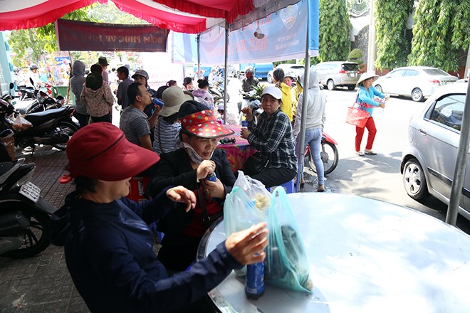Lễ hội “có một không hai” ở VN: Chạy ra đường “năn nỉ” khách uống nước miễn phí - Anh 9