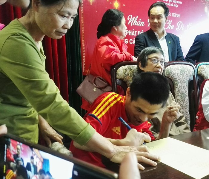 Nhân lên ngọn lửa nhân ái - Anh 1