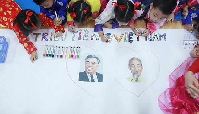Tập múa hát chờ đón ông Kim Jong Un đến thăm - Anh 1