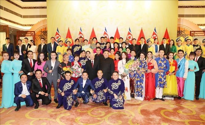 Chủ tịch Triều Tiên Kim Jong Un chơi thử nhạc cụ dân tộc Việt Nam - Anh 7