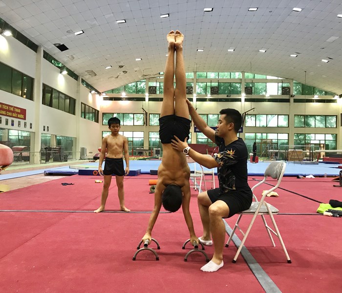 Khi huấn luyện viên kiêm luôn… bảo mẫu - Anh 1
