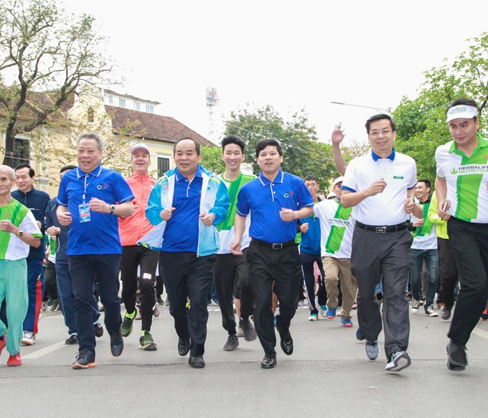 Hoa hậu Trần Tiểu Vy tham gia Ngày chạy Olympic Vì sức khỏe toàn dân - Anh 1