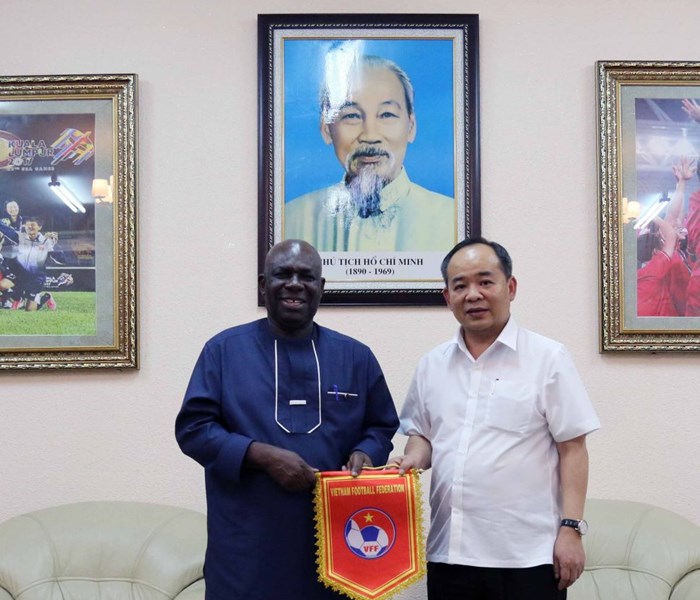 Việt Nam và Nigeria tăng cường hợp tác trên lĩnh vực bóng đá - Anh 1