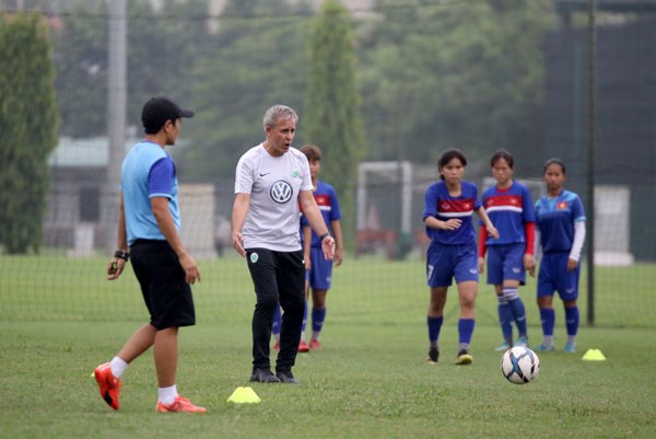 Cựu danh thủ Pierre Michael Littbarski đến Việt Nam - Anh 2