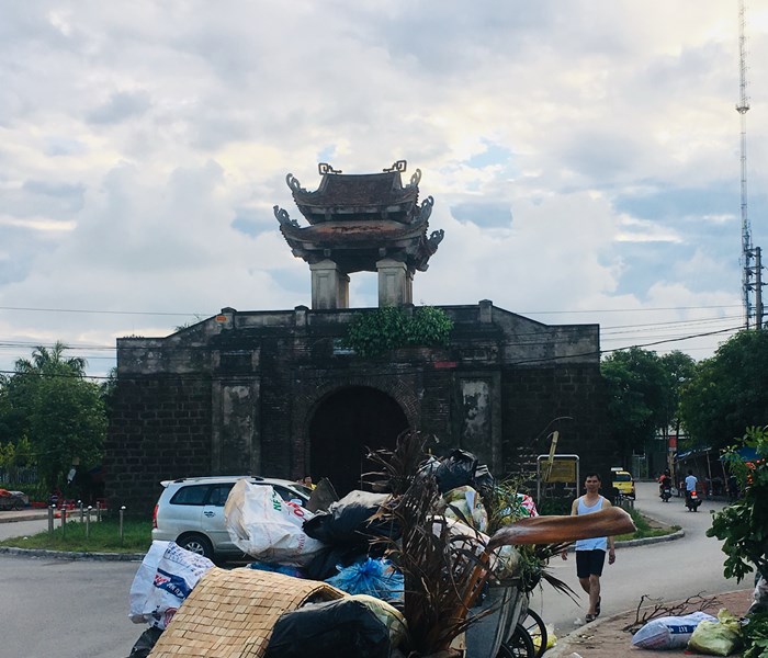 Di tích quốc gia Thành cổ Vinh... ngập rác - Anh 1
