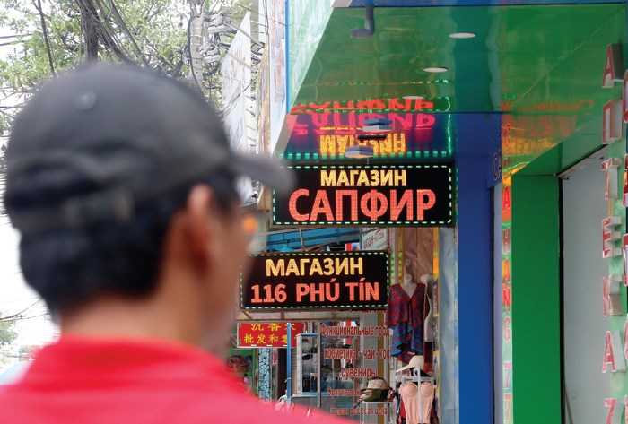 "Loạn" biển hiệu chữ nước ngoài ở Nha Trang(Khánh Hòa): Đừng để “quá mù ra mưa”! - ảnh 1