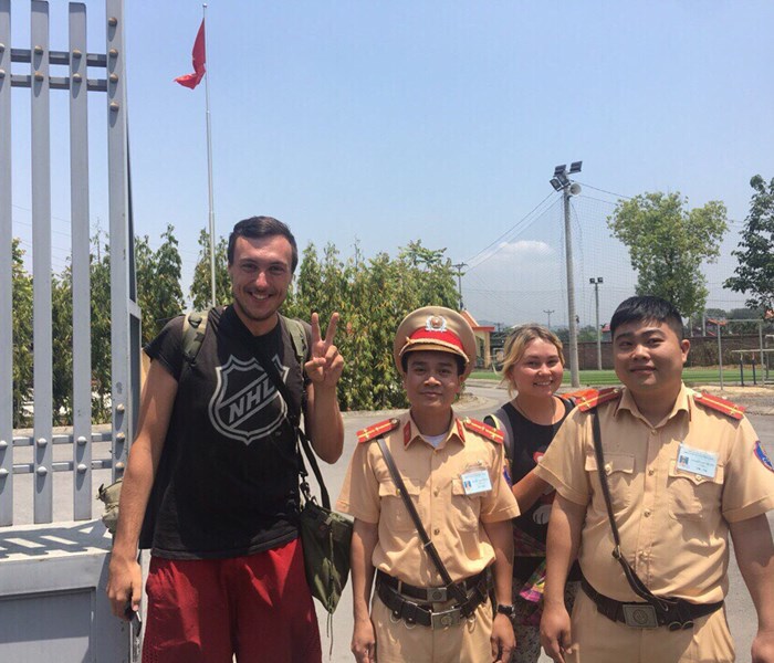 CSGT hỗ trợ 2 du khách người Nga mất ví trong khi đi du lịch - Anh 1