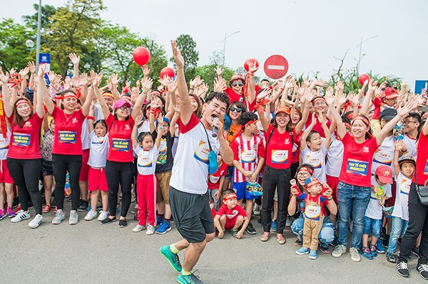 EUDURN 2018: NSƯT Xuân Bắc kêu gọi hàng chục nghìn phụ huynh và học sinh chung tay làm nên “điều kỳ diệu” cho trẻ em nghèo - Anh 1