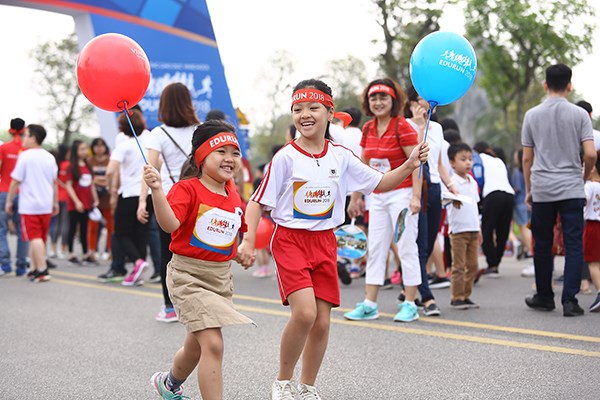 EUDURN 2018: NSƯT Xuân Bắc kêu gọi hàng chục nghìn phụ huynh và học sinh chung tay làm nên “điều kỳ diệu” cho trẻ em nghèo - Anh 12